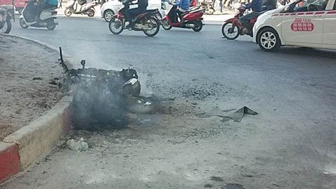 Chiếc xe bị cháy rụi trên đường.