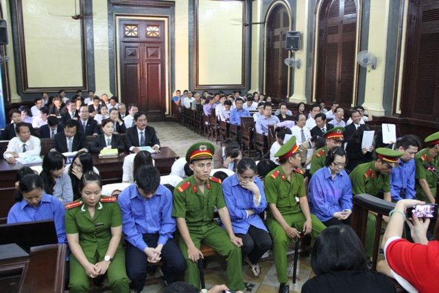 [ẢNH] 'Siêu lừa' Huyền Như và đồng phạm hầu tòa