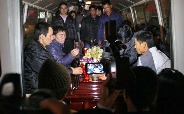 Thi thể anh Đạt được đưa về với gia đình.