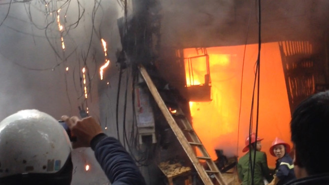 Lửa bùng lên dữ dội tại hai căn nhà trên đường Đê La Thành.