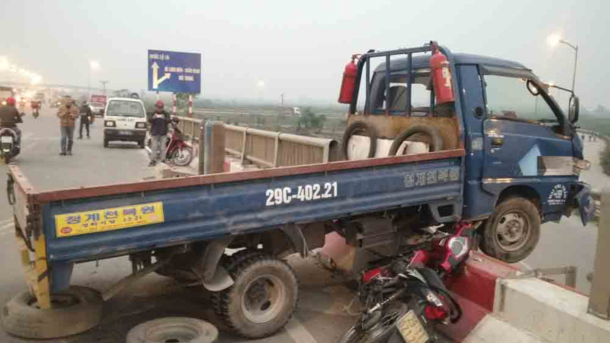 [VIDEO] Hiện trường vụ ôtô húc văng người khỏi cầu Thanh Trì