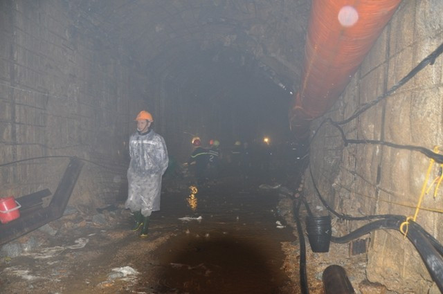 Lực lượng cứu hộ đang tiếp cận hiện trường. Bên trong hầm nước đang dâng cao. Ảnh: Khải Hoàng (Zing).