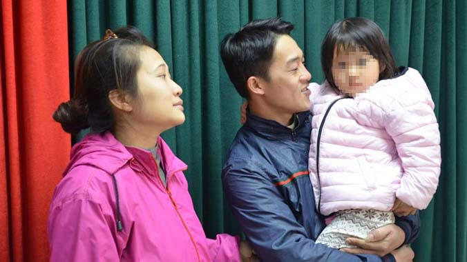 Sáng 15/12, hai vợ chồng chị Duyên đến cơ quan công an đón cháu Hằng về với gia đình.