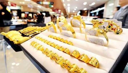 Đà giảm của vàng chững lại khi dầu có xu hướng tăng giá