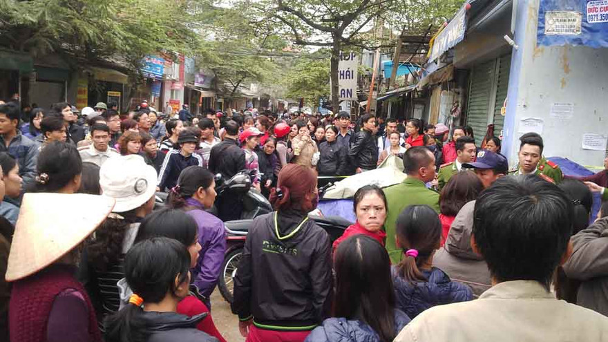 Nhiều tiểu thương đứng kín cổng chợ Nhật Tân hướng ánh mắt vào gian hàng của mình.