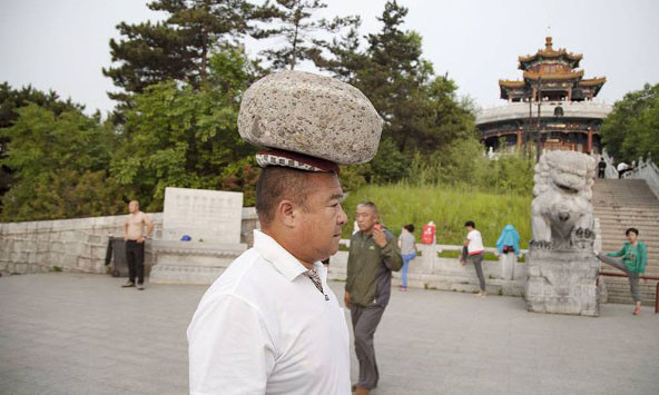 Ông Cong Yan đội đá giảm cân.