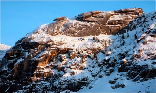 Khối đá thăng bằng bên vực sâu 1.000 m. Ảnh: Irina Yakunina.