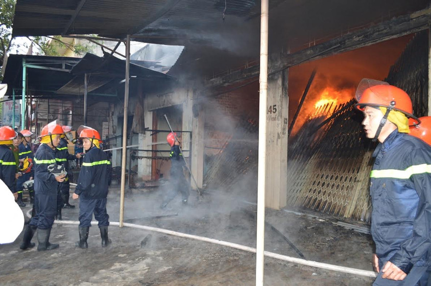 Lực lượng cảnh sát phòng cháy chữa cháy tích cực dập lửa. 