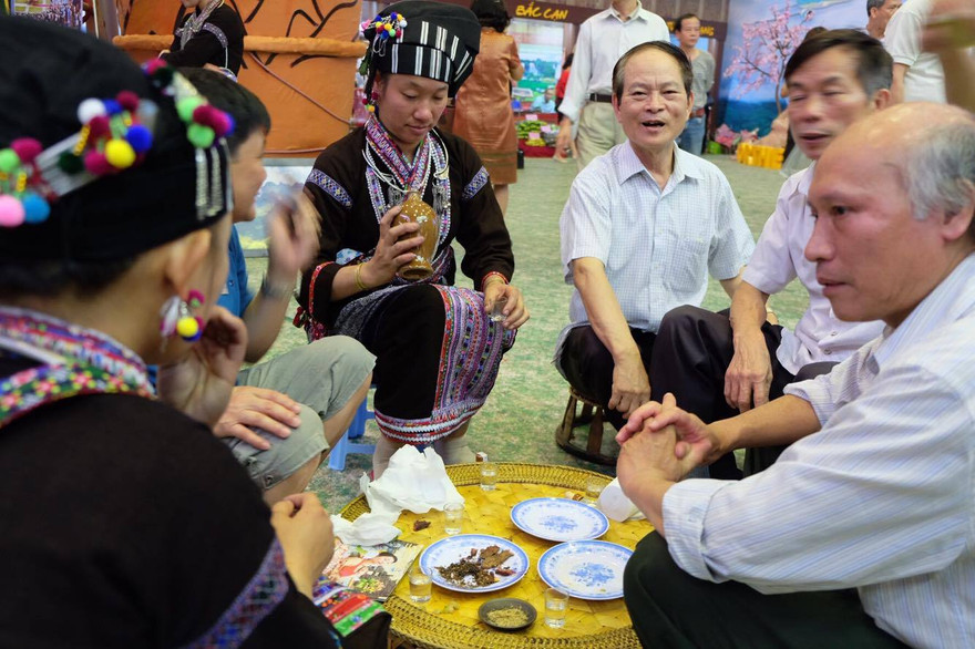 Uống rượu táo mèo, lai rai trâu gác bếp tại Hội chợ Du lịch quốc tế Việt Nam