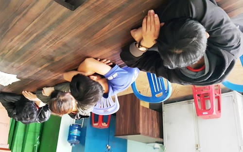 Một số nghi can bị tạm giữ.