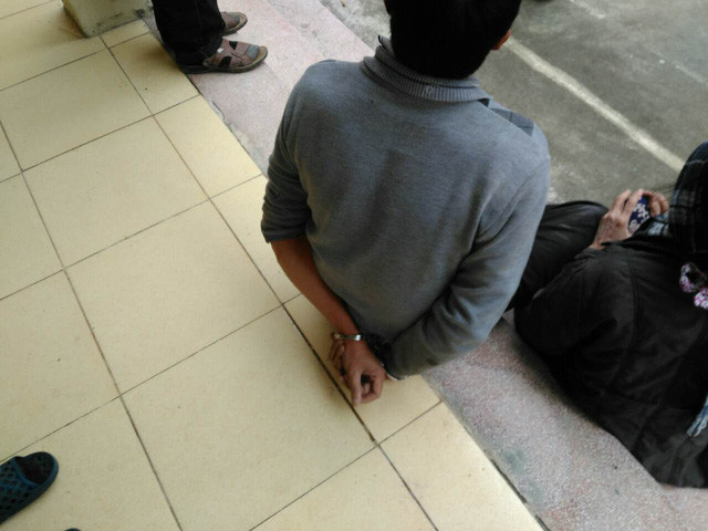 Hình ảnh người dân cung cấp việc trưởng công an xã còng tay dân vô cớ.