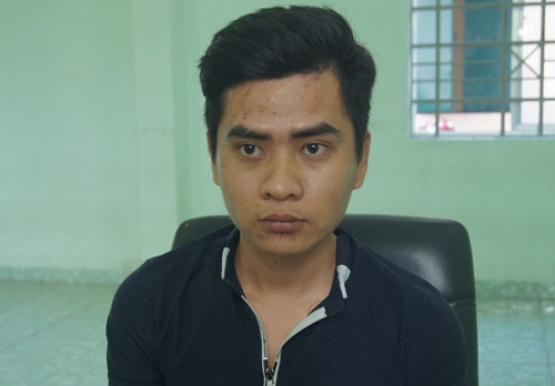 Nghi can bắn gục người đàn ông bị bắt. Ảnh: Nguyệt Triều.