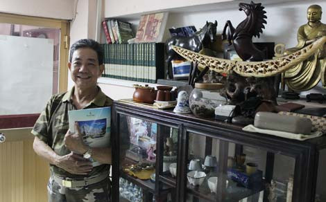 Hàng ngàn cổ vật lớn nhỏ được "Vua đồ cổ" trưng bày khắp căn nhà của mình.