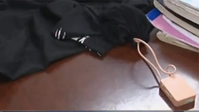 Chiếc áo phông có gắn thiết bị thu phát của thí sinh L.