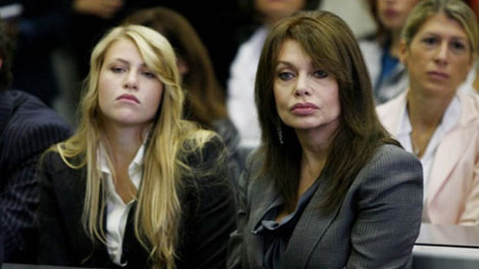 Vợ cũ cựu Thủ tướng Italia 'ngồi mát ăn bát vàng'