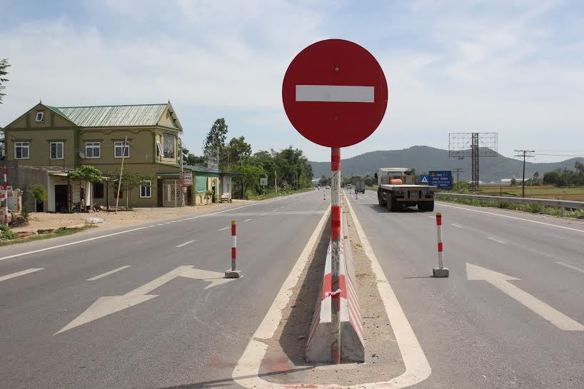 Cọc tiêu để hai bên đường tại km 447.