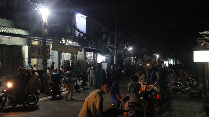 Người dân tập trung theo dõi công an khám nghiệm hiện trường..