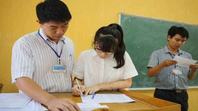 Thí sinh làm thủ tục dự thi trung học phổ thông quốc gia 2015. Ảnh: Lê Minh Sơn/Vietnam+.