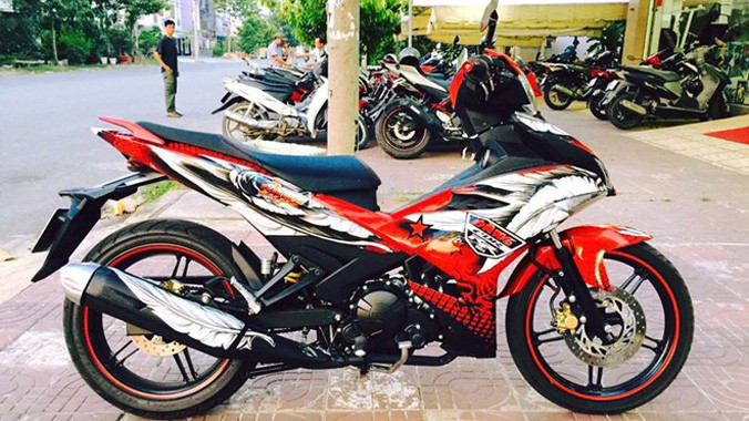 Chiếc Exciter 150 này của một biker tại Sài Gòn. Anh cũng là chủ của chiếc CBR1000RR theo phong cách chim ưng tương tự.