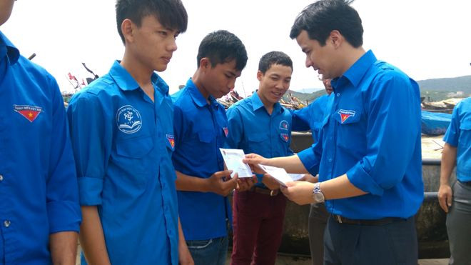 Đại diện T.Ư Đoàn trao quà cho ĐVTN trên địa bàn TX Kỳ Anh bị ảnh hưởng do hải sản chết bất thường.