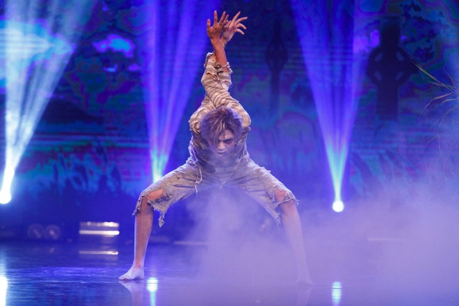  Đêm chung kết 1 diễn ra tối 29/4 với sự tham gia của tám thí sinh cùng những màn trình diễn đặc sắc. Thí sinh Trọng Hải từng khiến người xem rùng mình với màn vặn cổ 180 độ trong đêm bán kết. Vào chung kết, Trọng Hải tiếp tục gây ấn tượng khi hóa thân th