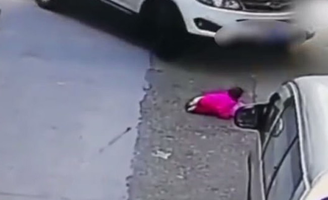 Bản tin 8H: Bị ô tô cán qua hai lần, bé gái 2 tuổi sống sót thần kỳ