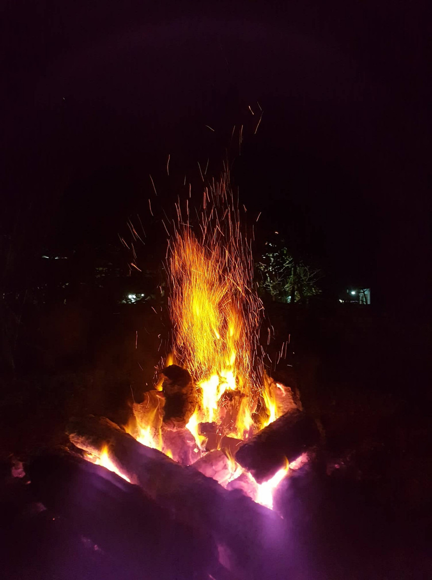 Vùng biên rực sáng pháo hoa 'củi' đêm giao thừa 