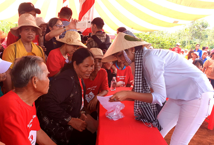 Hoa hậu H’ Hen Niê hướng dẫn người dân dùng thuốc theo đơn.