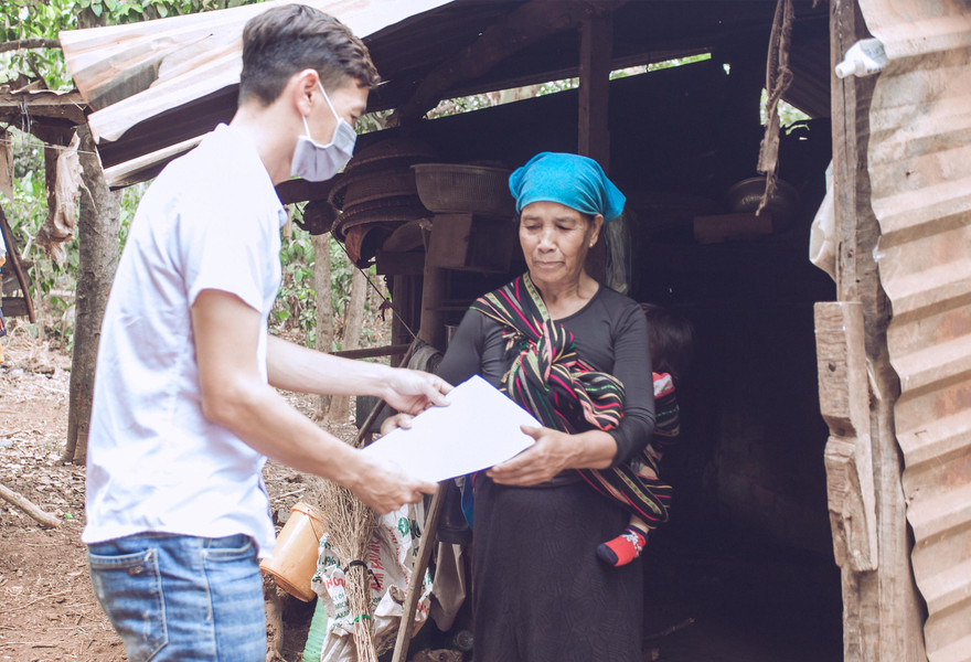 Giáo viên giao bài cho phụ huynh