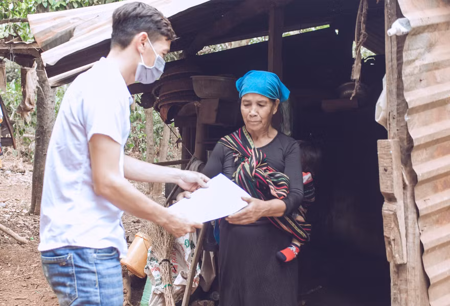 Giáo viên giao bài cho phụ huynh