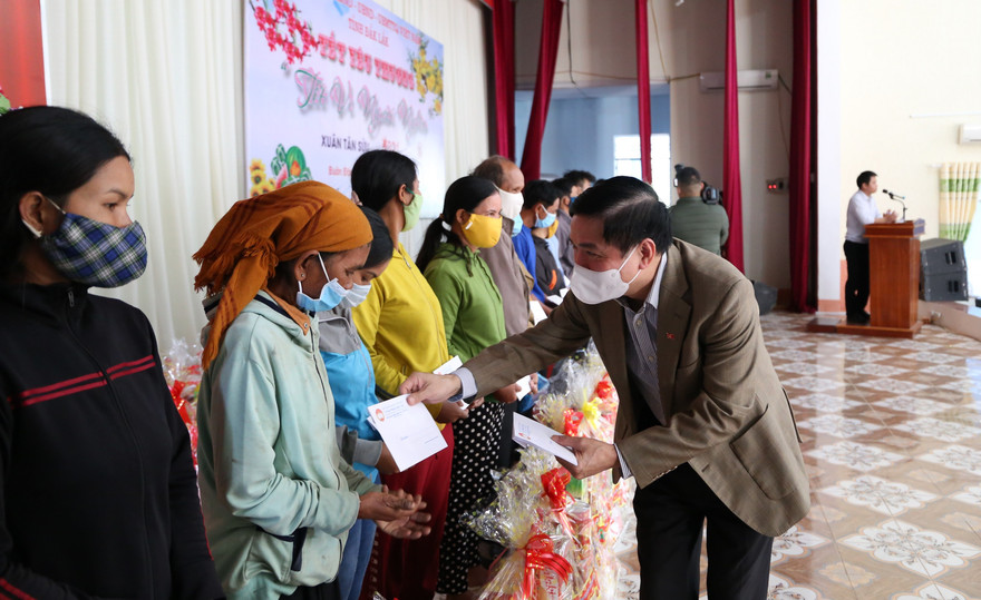 Bí thư Tỉnh ủy Bùi Văn Cường, trao quà cho người dân