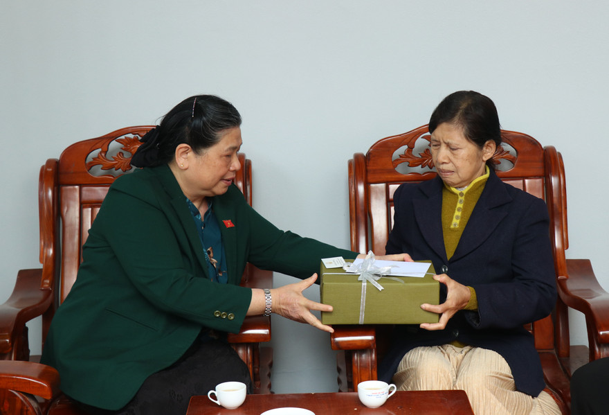 Phó Chủ tịch Thường trực Quốc hội, trao quà cho gia đình nguyên lãnh đạo tỉnh Đắk Lắk