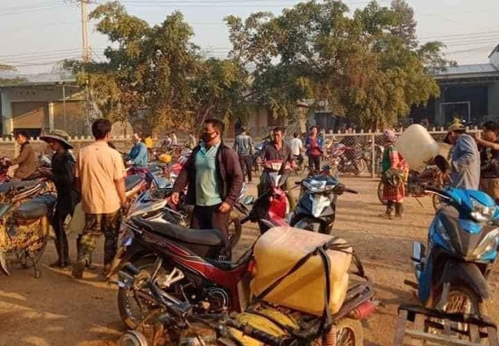 Người dân ở huyện Krông Bông đổ xô mua xăng dầu tích trữ.