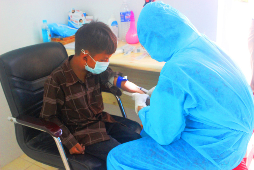 Lấy mẫu xét nghiệm một trường hợp tiếp xúc gần với bệnh nhân T.T.V