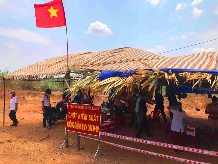 Một chốt kiểm soát dịch bệnh tại huyện Ea Súp