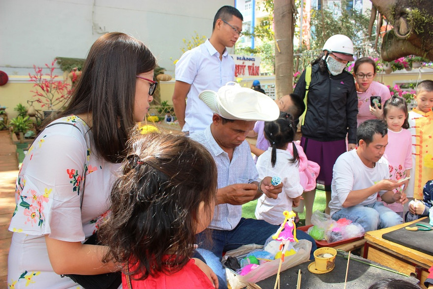 Nặn tò he hút khách.