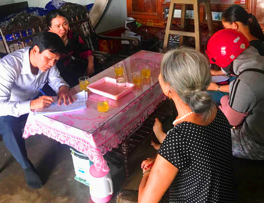 Cán bộ Đắk Lắk đến tận nhà trao tiền hỗ trợ cho người dân