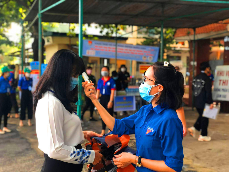 Đo thân nhiệt cho thí sinh trước khi vào điểm thi