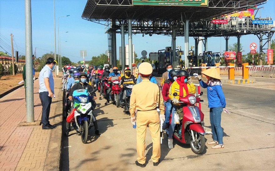 Chốt kiểm soát phòng chống dịch tại xã Đắk Ru