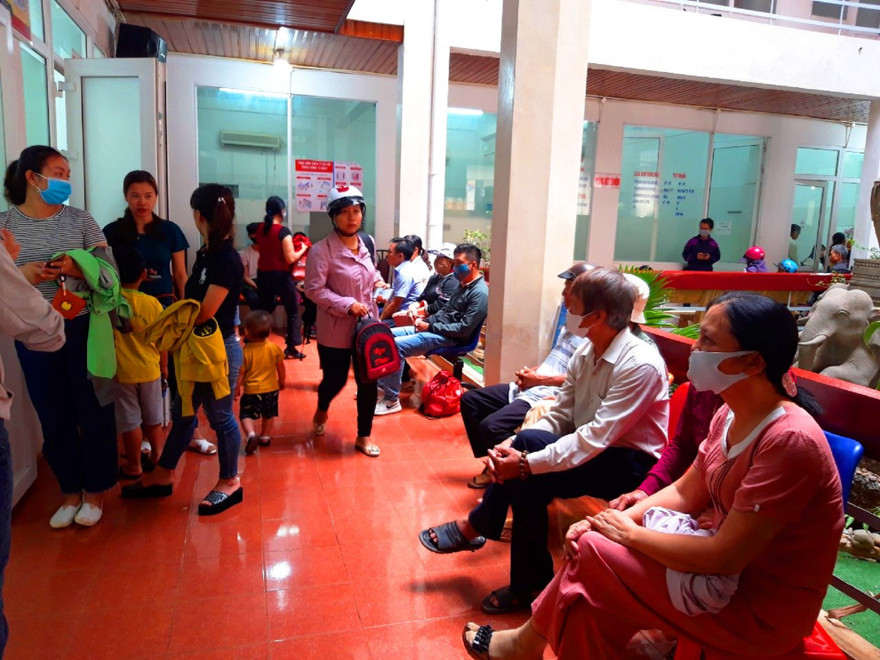 Người dân Đắk Lắk đi tiêm vắc xin phòng bệnh bạch hầu