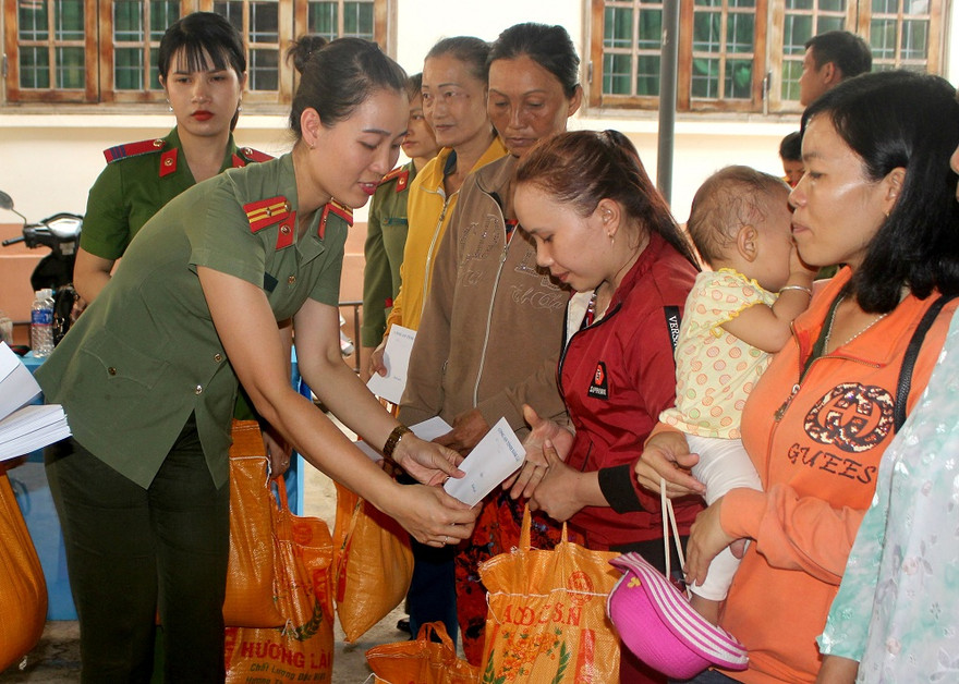 Trao quà cho các hộ dân có hoàn cảnh khó khăn.