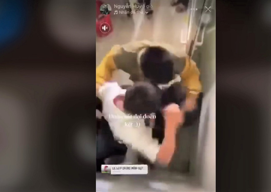 Hình ảnh nam sinh bị đánh hội đồng. Ảnh cắt từ clip
