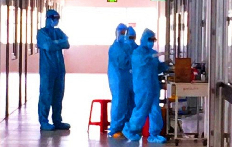 Các bác sĩ mang đồ bảo hộ điều trị cho bệnh nhân dương tính với bạch hầu