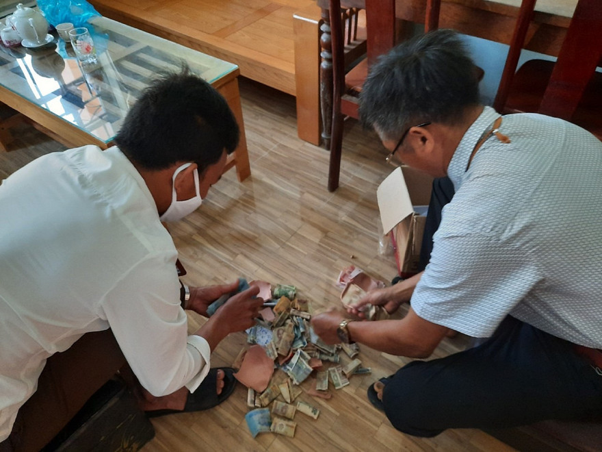 "Mổ" heo đất kiểm đếm tiền ủng hộ của cháu Hùng