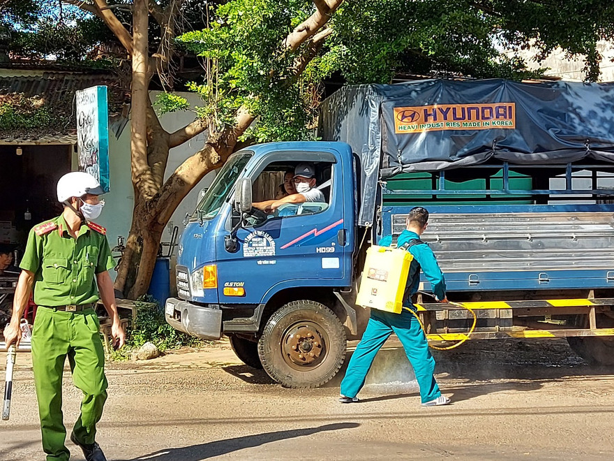 Phun khử khuẩn phương tiện ra, vào vùng dịch