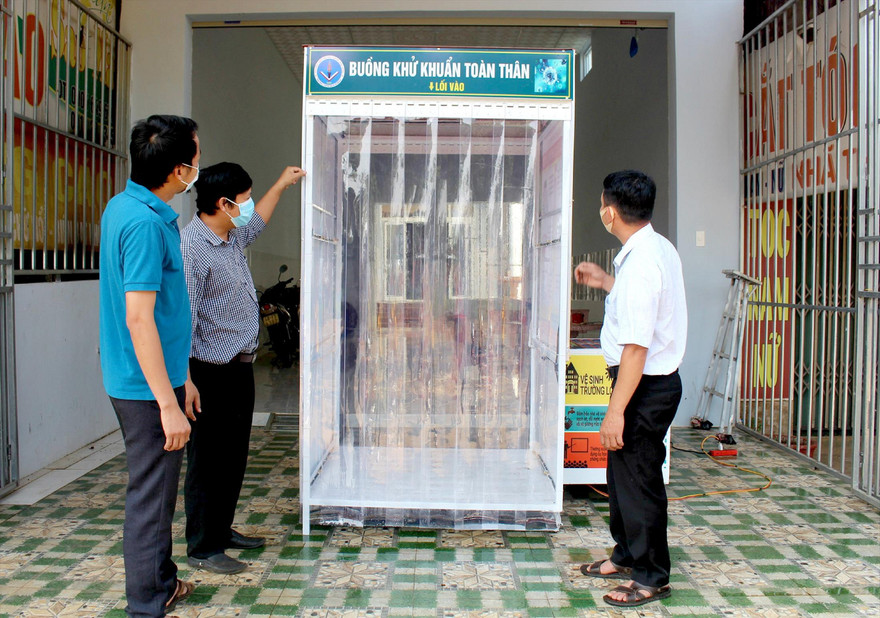 Buồng khử khuẩn 3 giây "Made in" thầy giáo