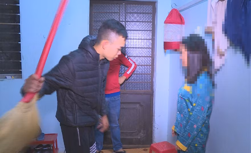 Đạt khai dùng chổi đánh các cô gái