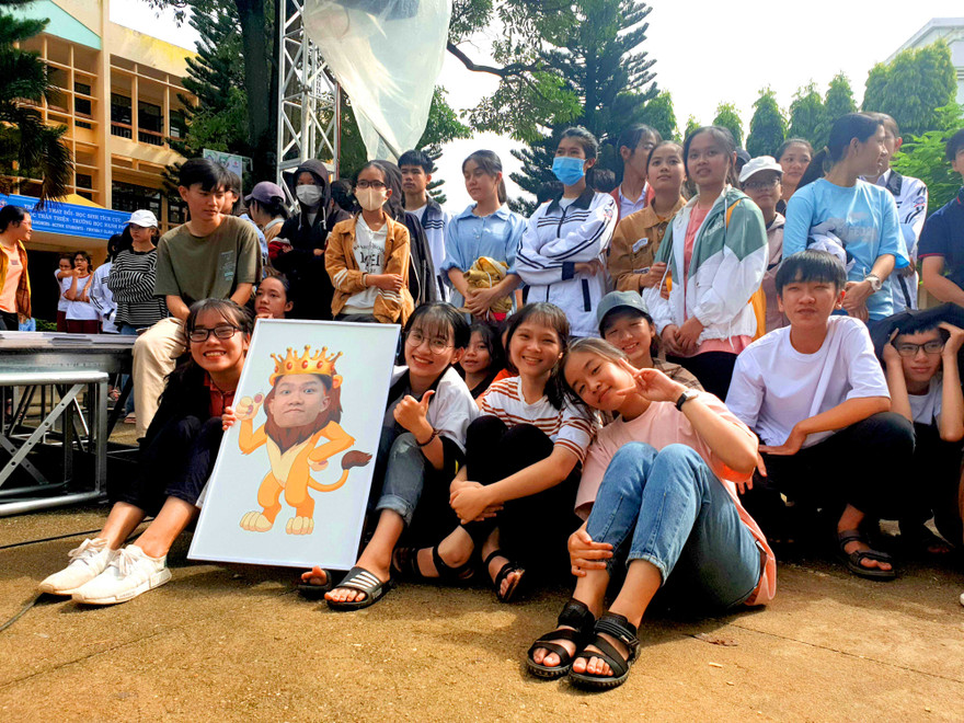 Các bạn học sinh bên tấm hình ngộ nghĩnh của "sư tử" Quốc Anh