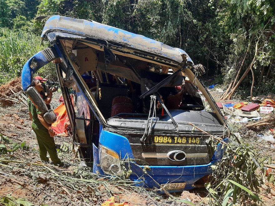 Chiếc xe khách bị biến dạng