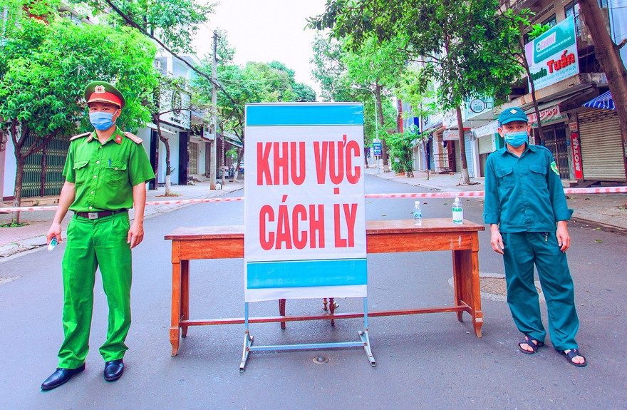 Cách ly tuyến phố liên quan đến bệnh nhân 601 Đắk Lắk. Ảnh: Bảo Lâm